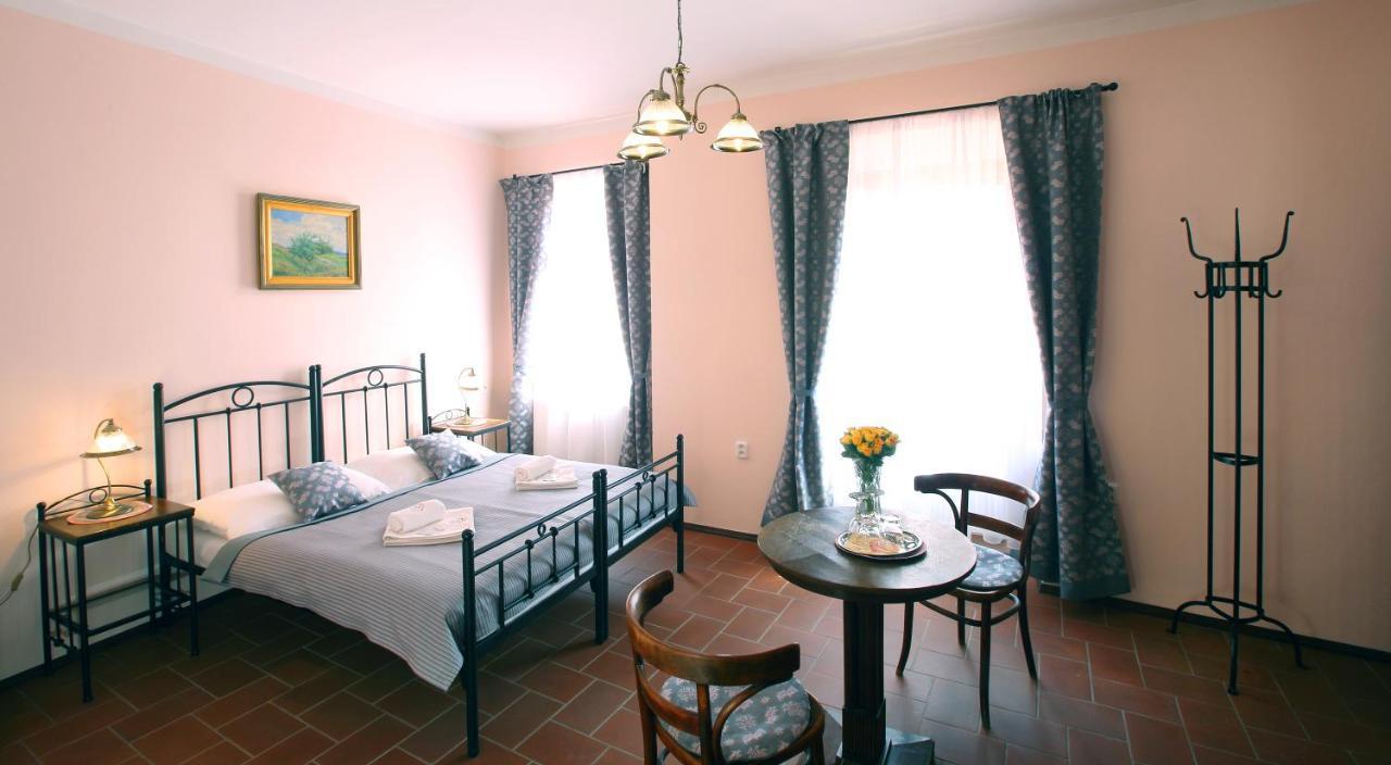 Penzion Na 15. Poledníku Hotel Jindřichŭv Hradec Exterior foto